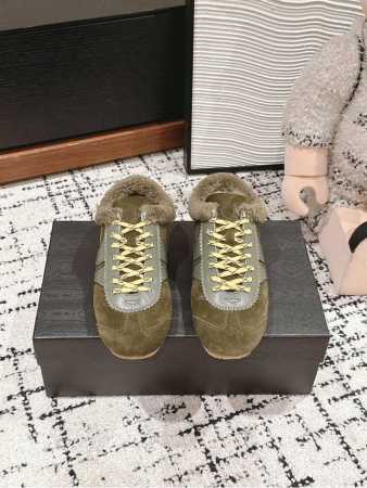 顶级品质 DriesVanNoten#DVN德训毛毛鞋 很miu味的德训单品样子很复古很出彩 麂皮拼接光面小牛皮，质感和细节都很赞哦 内里采用A级纯羊毛材质，皮 - 点击图像关闭