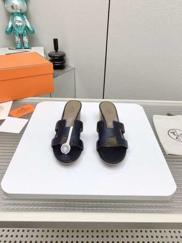 出厂皮面350.烫钻380 高版本 Hermes Oran 经典钻面拖鞋，追求珐琅 百分百纯手工 莱茵石钻面拖鞋，经典“H”鞋面。此鞋款是您衣橱中的点睛单品，充