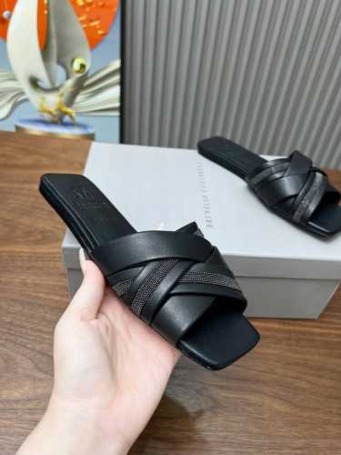 BrunelloCucinelli 。B C凉鞋上新款了。面料：进口羊绒。内里进口羊绒，纯铜珠链，上脚美观大方，百分百原版开发。原版包装，码数35 －42。35