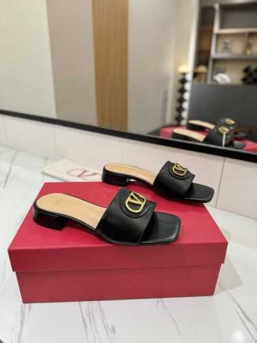 出厂价pp： Valentino 2025华伦天奴最新 早春新款新V扣平底拖鞋， 专柜原版购入1:1复刻，绝对高品质，欢迎对比 1鞋面:顶级小牛皮 2内里:混种