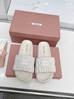 Miu M25最新爆款小香风格平底拖鞋 欧美名媛 明星 网红Girl 大爱款 单色蓬松柔软 亲肤柔软春季必备款 富有时尚元素 鞋面外表 加上Miuimiui字母