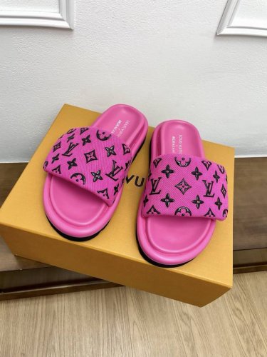 情侣款 Lv路易威登驴家新品 顶级版本专柜主打最新款驴牌拖鞋 硬货上新口袋款 代购级别！高级感十足！国内外博主刷爆的一款，复古又时髦 上脚美炸了！官网主推款！