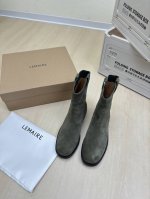 骑士靴 Lemaire 来自法国巴黎 设计师品牌 女鞋 头层反绒牛皮 真皮包跟 档次满满 深绿 防滑大底设计 将肌肤分割成块面，有着若隐若现的魅力。 弹力 元素