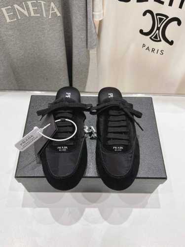 高版本出厂 半托 Prada*普拉达P家25ssfw～new新款绑带休闲鞋，低调奢华懒人鞋，富人的不二选择！软胶底素有踩云感之称～舒适度百分百细腻反绒皮鞋面，鞋