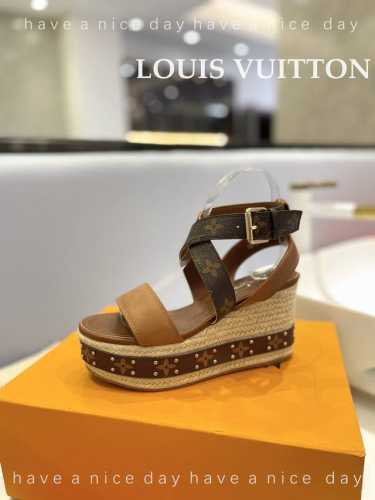 价格 Louis Vuitton 最新走秀款厚底凉鞋 香港原版购入一比一开模 今年的款式比去年增加了老花原素 显得更为大牌 皮面款采用原版仿旧打蜡牛皮 内里垫脚