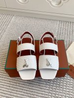 代购级 Loro Piana Lp Sprightly Charms系列凉拖鞋 罗马凉鞋 Sprightly Charms 凉鞋 以方形鞋头和鞋跟展现全新创意，