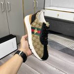 出厂价 古奇最新款休闲男鞋 休闲时尚爆款， 版型简洁大气， 面料采用进口牛皮配布，羊皮内里，原版耐磨橡胶大底，独家新款，实物拍摄，五色可选，码数：38-44，