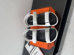 hermes爱马仕25Ss夏季新款凉鞋 高版本出货 上脚超舒服不累脚 打造简约造型 可谓夏日良伴面料牛皮 里料牛皮 中底超软Pu 大底发泡底+橡胶 码数: 35