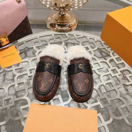 路易威登lv louis vuott on 2024 new arrival～秋冬最新款毛毛拖鞋～ 这双毛拖也是好好看！皮质的就是非常高级呀！！搭配秋冬的牛仔短 - 点击图像关闭