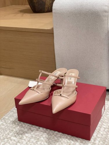 工厂p价p 顶级版本 代购品质 原版开发 Valention 华伦天奴穆勒拖鞋 V家小铆钉尖头高跟凉拖鞋 Vt专柜最新Vlogo系列 重工打造经典高跟鞋 顶级版