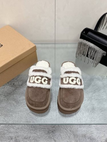 工厂价： 厚底 UGG秋冬厚底毛毛拖 lisa 海莉 jennie同款 一款增高神器～显高还又拉腿长 看多了经典款 需要一些点缀 成为寒冬流行穿搭的主流趋势 漫