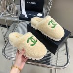 出厂价 CHANE*小香 24 新款毛毛拖鞋真的太可爱啦 柔软蓬松的毛毛 舒服暖脚！ 秋冬搭配子休闲又慵懒 上脚真的好看又时髦！美腻美爆了！ 进口羊毛 手感细腻