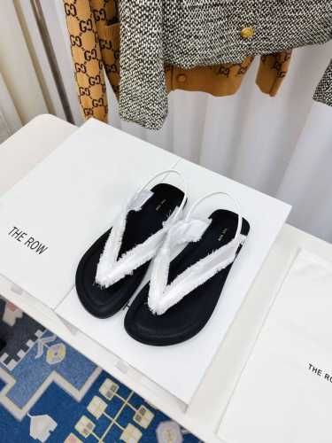 The Row ss 春夏必入单品Muller厚底人字拖鞋简单的风格却自带高级气场的拖鞋 绝对是今年必入款 ， 日常度假都是绝对必不可少 ，随便搭配一下都可以自