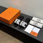 官网同步上新出厂价： 赠送随机搭配丝巾 品牌：HERMES官网最新色系编号：H01- 108颜色：牛仔布流苏面码数：35-40全码 34 41 42定做不退不换