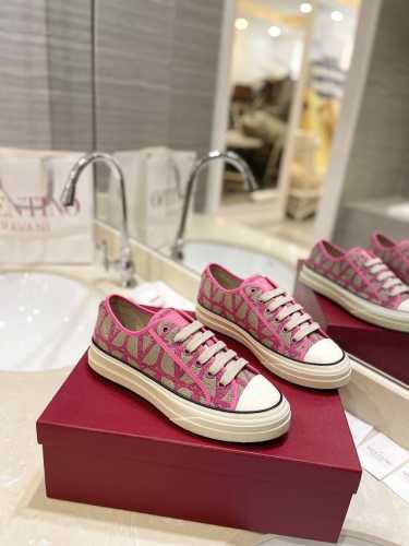 Valentino V家专柜最新款 V标志低帮情侣款运动鞋， 欢迎对比 舒适好穿楦型与专柜一致。Tpu组合大底 女：标准码35-40 41.42 定制 男：标准