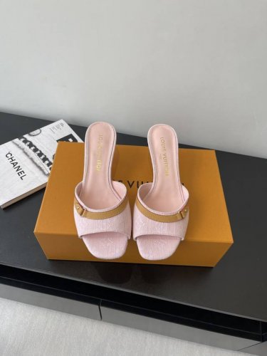 Louis Vuitton 25Ss New Arrival 春夏单宁猫跟 拖鞋 刚刚好的小猫跟 性感舒适 拉满了夏日美鞋能给的满分情绪价值 凉鞋的造型也很乖巧