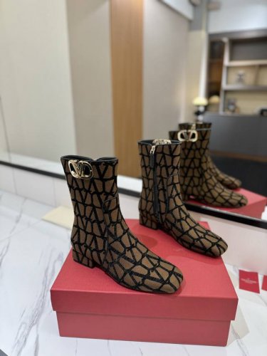 VALENTINO GARAVANIVLOGO TYPE ROSSO红V标志靴子 -钯金色调VLOGO TYPE镂空装饰 -侧面拉链开合 -V专柜最新款 顶级版