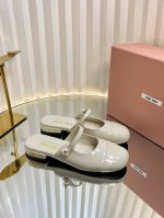 独家新品Miumiu Ss25 New Arrival miu家2025春夏玛丽珍半拖新品 光泽牛漆皮鞋面一字带 鞋跟金属Miumiu logo饰以点缀 细节质