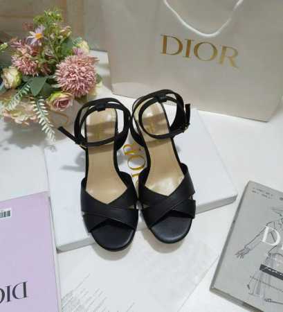 出厂价皮底 ，橡胶180 Sun 凉鞋春季成衣系列的新款单品，来自 Dioriviera 限定系列，兼具高订风格和休闲气质。不对称白色牛皮革鞋面搭配可调节的扣带 - 点击图像关闭