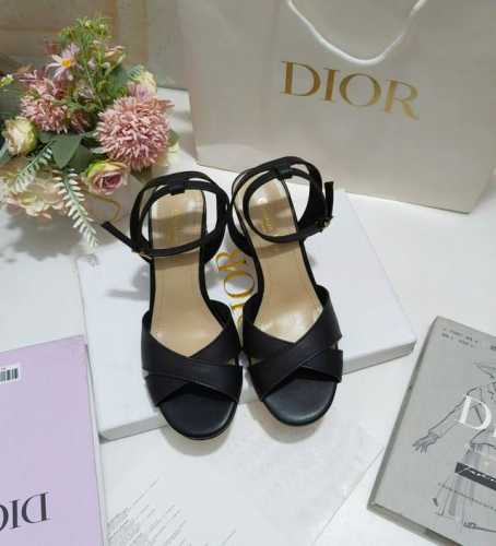 出厂价皮底 ，橡胶180 Sun 凉鞋春季成衣系列的新款单品，来自 Dioriviera 限定系列，兼具高订风格和休闲气质。不对称白色牛皮革鞋面搭配可调节的扣带