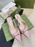 Gucci 24Ss春夏新款 G家尖头马衔扣V型系列 经典再现 简约设计高雅品质 鞋面以羊皮双G布材料匠心打造 鞋面缀饰亮眼的经典马衔扣 后带着釆用松紧带设计