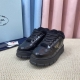 顶级版本 PRADA 普拉达秋冬新款厚底高帮雪地靴鞋这款牛筋底上脚非常舒适，今年非常爆，穿上 增高 休闲两不误，清爽的表现足以表达对鞋子的个个细节的把控， 面料