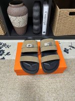 元 Hermes男士 Kazimir拖鞋-顶级品质 编织饰若和小牛皮机能凉鞋，以“H”标志性图案为灵感的交织鞋面打造休闲造型，可谓夏日良伴。 进口牛皮+牛皮内里