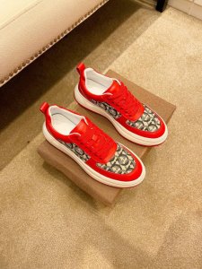 工厂价 Dior 迪奥最新款精心打造，引爆全场！不断创新的国际品牌 此款男士高帮四季款休闲鞋，原版版本，专柜一比一加品牌真皮材料，羊皮垫脚橡胶防滑大底，透气舒适
