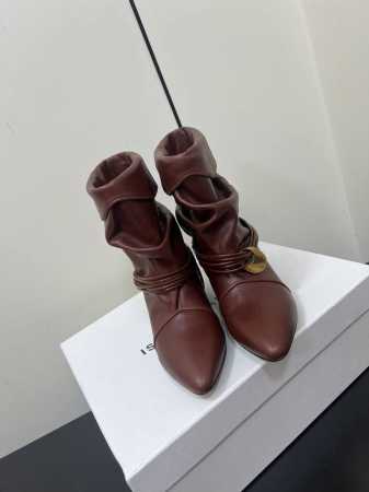 Isabel Marant 2024 ｜秋冬秀款褶皱织皮短靴 秋季秀场不断重复出现的流苏、皮革等元素带给人浓浓的都市猎人的感觉 法国时髦品牌 独特设计风格织皮靴 - 点击图像关闭
