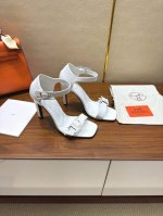 Hermes 爱马仕 经典H高跟凉鞋系列时尚经典又百搭 超级舒服 历时半年拆卸原版开发 匠心精神 每个细节都做到极致 设计简约流畅 打造时尚经典柔美造型 材质:
