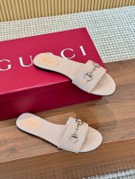 gucci古*驰2025春夏最新爆款拖凉鞋系列 圆头 最新链条扣 原单品质 原汁原味的欧式风格 上脚非常完美穿搭上配此鞋 优雅大方 晶莹剔透 无论种各配件材质