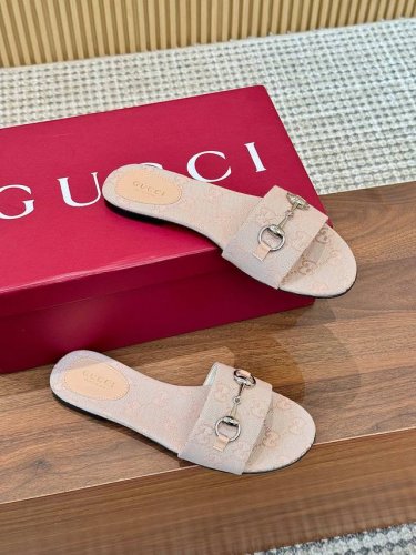 gucci古*驰2025春夏最新爆款拖凉鞋系列 圆头 最新链条扣 原单品质 原汁原味的欧式风格 上脚非常完美穿搭上配此鞋 优雅大方 晶莹剔透 无论种各配件材质