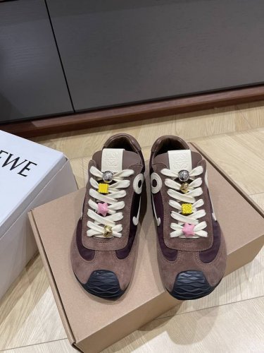 出厂 。 扣子+30 Loewe 25Fw New Arrival～罗意威2025早春新款情侣款运动鞋 Loewe这款芭蕾运动鞋超火超可爱哦！鞋面采用牛皮+布料