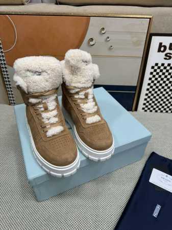 顶级版本 PRADA 普拉达秋冬新款厚底高帮雪地靴鞋这款牛筋底上脚非常舒适，今年非常爆，穿上 增高 休闲两不误，清爽的表现足以表达对鞋子的个个细节的把控， 面料 - 点击图像关闭