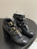 顶级品质 配飞机盒 25p早春新款Chanel 小香双C粗跟玛丽珍鞋三带高跟鞋 双C电绣Logo点缀 宛如女神脖子上的项链 上脚包裹性非常好 上脚跟显瘦 真的是