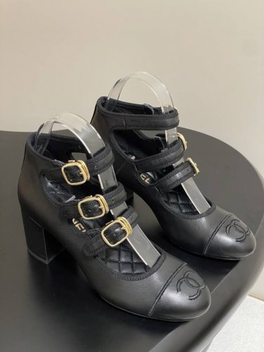 顶级品质 配飞机盒 25p早春新款Chanel 小香双C粗跟玛丽珍鞋三带高跟鞋 双C电绣Logo点缀 宛如女神脖子上的项链 上脚包裹性非常好 上脚跟显瘦 真的是
