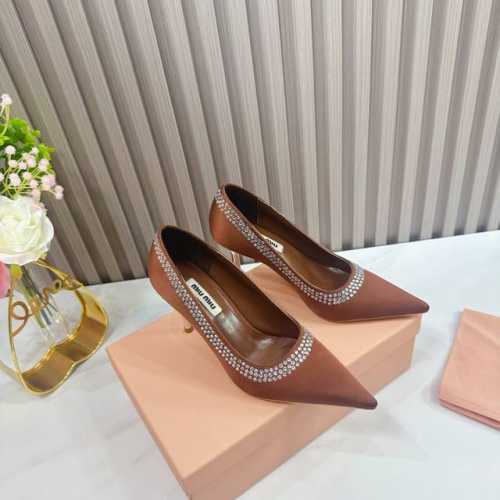 工厂 2024 新款新品 MIU MIU 全新超美装饰搭配,时尚淑女气质十足 双色拼接 又不乏美艳色彩,外侧附带弹力象巾 上脚非常方便意大利引进的原版楦头是最新