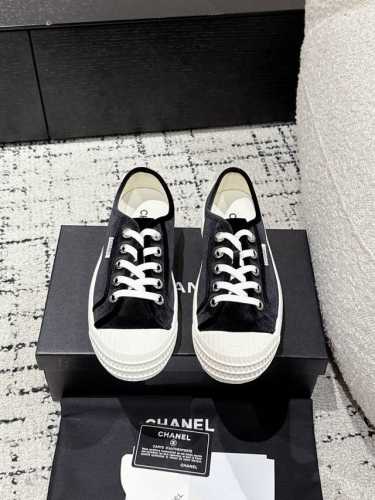 350 #顶级版本 Chanel香奈儿 25 香家最新 隐藏款 饼干 休闲小白鞋 Vintage感满满，中古复刻款Get啦 小白鞋适配春夏，黑白拼接就很Chan