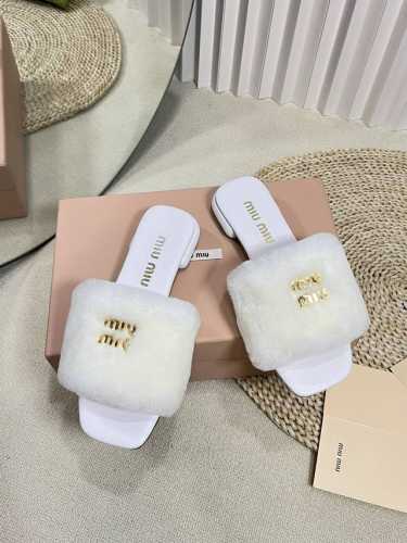 Miumiu 缪缪新款拖鞋 高品质闭眼入！超好穿搭，采用毛绒鞋面，人工一体裁剪，羊皮垫脚内里更加柔软舒服， 小字母五金mlu Mlu 原版真皮大底，约1.5Cm
