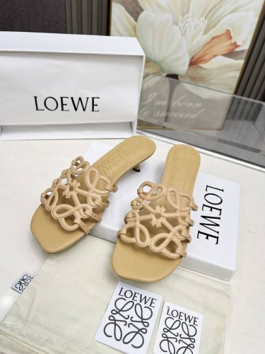 loewe 罗意威夏日度假系列持续预热中 特推出小猫跟 配上连衣裙去度假太仙了 面料 头层牛皮 跟高4.5厘米 注塑大底 7色热卖中 35-43 像胶底 皮底