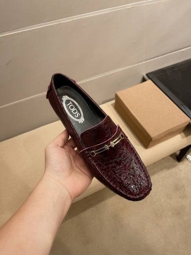 实价 Tod’S 托德斯官方新款，意大利名模贵族们爆款，时尚界的佼佼者，无可超越，市场高品质精品商务豆豆男鞋。明星周杰伦同款，原单正品，采用进口原版牛皮，头层猪