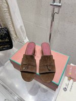 Loro Piana 25春夏Lp顶级版本英伦宝石吊坠夹脚平底拖鞋凉鞋 原来这就是传说走两万步都不会累脚的夹脚凉鞋把颜值和脚感都拿捏住了，上脚一走就会被彻底沦陷