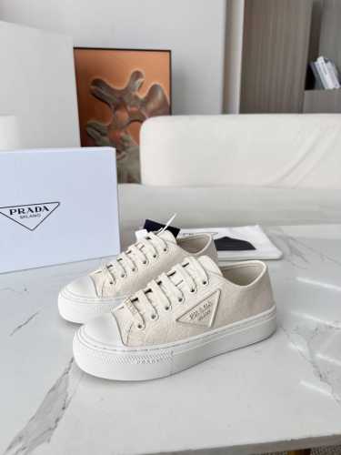 市面最高版本 prada 普拉达24秋冬新款△三角标菱形帆布鞋 时髦精绝对不能错过的必入款 简单好搭 质感极好的Vintage感 纯粹和极简做的利落又诗意 采用