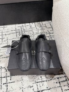 顶级版本Prada 普拉达 25 走秀款复古2扣拖鞋爆款！走秀款 复古感时髦满满 随意百搭 时尚休闲 独到味道，人人都爱也轻松驾驭 每年都会爆.足以征服你，穿上