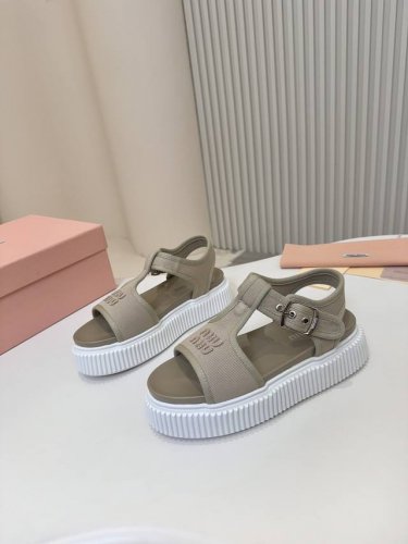 Miumiu 2025盛夏高定 梦境仙履 **原版高版本｜细节苛求到毫米的奢侈艺术** 这一季的Miumiu女士凉鞋，是写给足尖的情诗！原版进口面料如云朵般轻盈