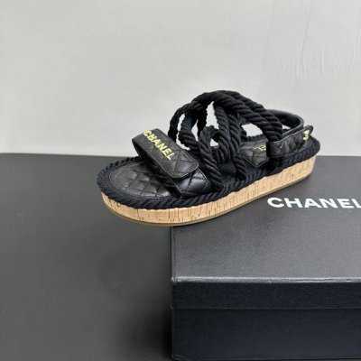 凉鞋 chanel香奈儿编织麻绳软木底台彩色糖果色凉鞋 经典菱格纹搭配个性麻绳带 Chanel 标识彰显奢华 多款亮色可选 无论是搭配裙装还是裤装 都能轻松提升