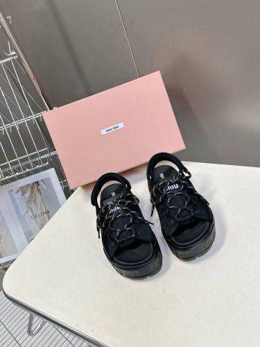 Miumiu缪缪2025春夏厚底凉鞋 超多网红时尚博主种草 夏季必备每年罗马系列非常，各大博主纷纷开秀 妥妥的增高神器 大底水台高度6.5Cm 上脚百搭时尚搭配