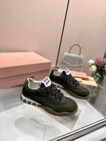 实价： 缪缪春夏新款 饼干鞋 阿甘鞋休闲运动鞋 Miumiu最新爆款 前卫大胆的设计，Miu Miu风格融于此款厚底帆布运动鞋的简约线条， 别致徽标饰于鞋舌与背
