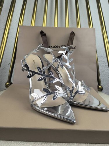 厂批： 吉安维托 罗西 Gianvito Rossi 最新蔓藤月桂叶跟鞋 10.5 8.5 5.5Cm 露趾凉鞋搭配细高跟，性感而精致。 吉安维托 罗西 Gia