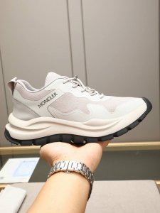 Moncler蒙口男士户外系带运动鞋 具有舒适防滑性能 专为户外跑步或都市漫步而设 兼备创新 功能性与图形细节于一体 从高山氛围汲取灵感 诠释潮流时尚 多种原版